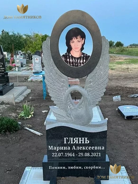 Памятник из гранита Лебедь с овалом 27